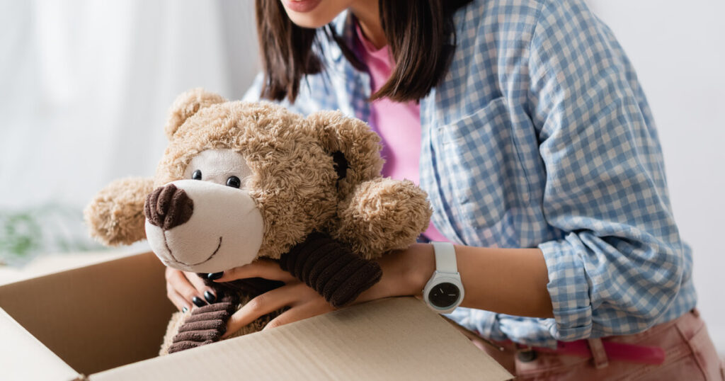 大きいぬいぐるみをダンボールに詰めている様子